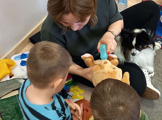 Dzieci uczestniczą w zajęciach