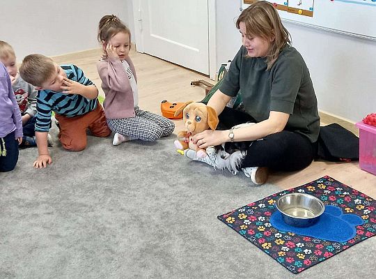 Dzieci uczestniczą w zajęciach