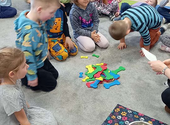 Dzieci uczestniczą w zajęciach