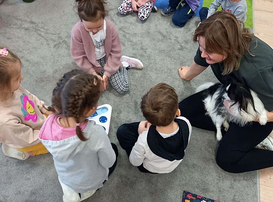 Dzieci uczestniczą w zajęciach