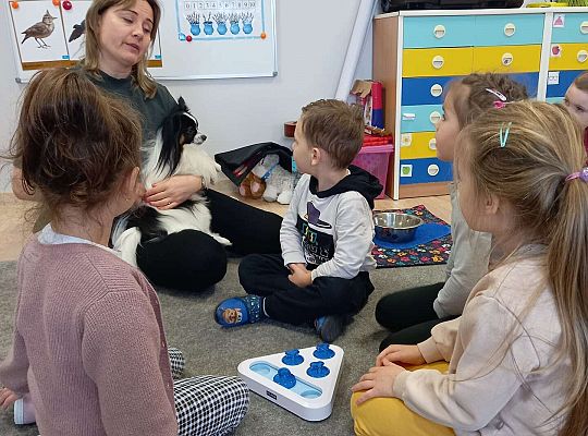 Dzieci uczestniczą w zajęciach