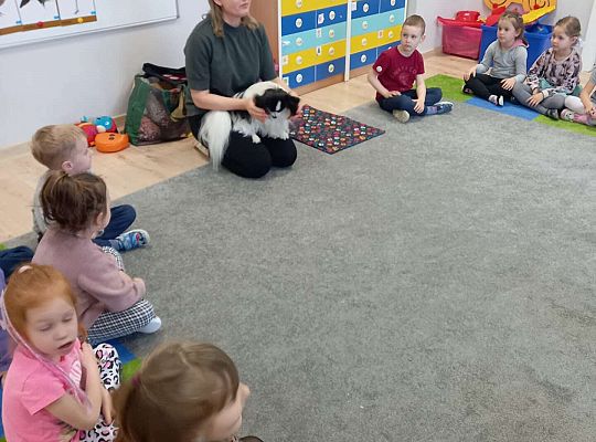 Dzieci uczestniczą w zajęciach