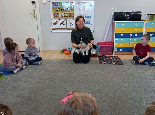 Dzieci uczestniczą w zajęciach