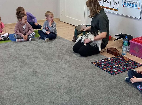 Dzieci uczestniczą w zajęciach