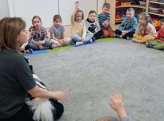 Dzieci uczestniczą w zajęciach