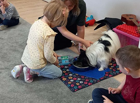 Dzieci uczestniczą w zajęciach