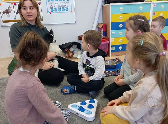 Dzieci uczestniczą w zajęciach