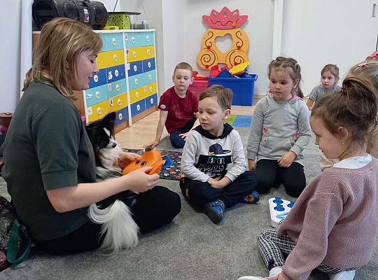 Dzieci uczestniczą w zajęciach