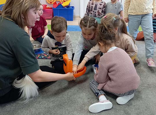 Dzieci uczestniczą w zajęciach