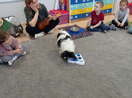 Dzieci uczestniczą w zajęciach