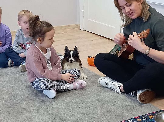 Dzieci uczestniczą w zajęciach