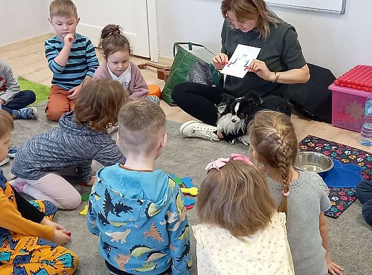 Dzieci uczestniczą w zajęciach