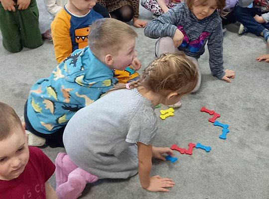 Dzieci uczestniczą w zajęciach