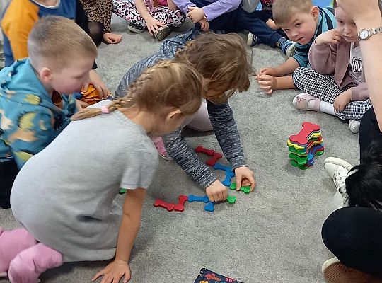 Dzieci uczestniczą w zajęciach