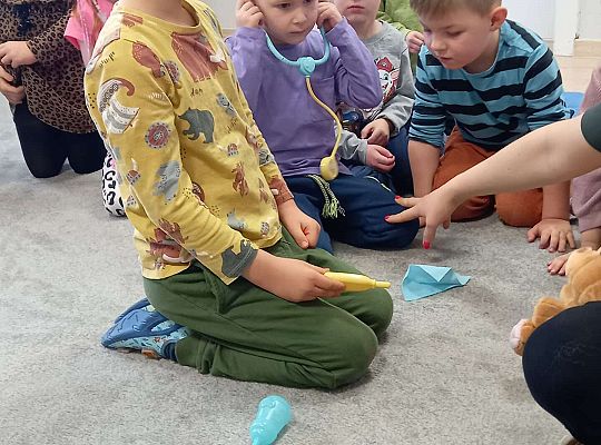 Dzieci uczestniczą w zajęciach