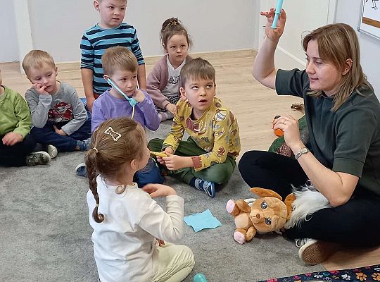 Dzieci uczestniczą w zajęciach