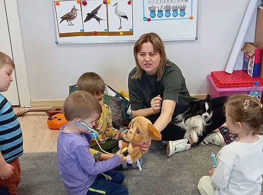 Dzieci uczestniczą w zajęciach