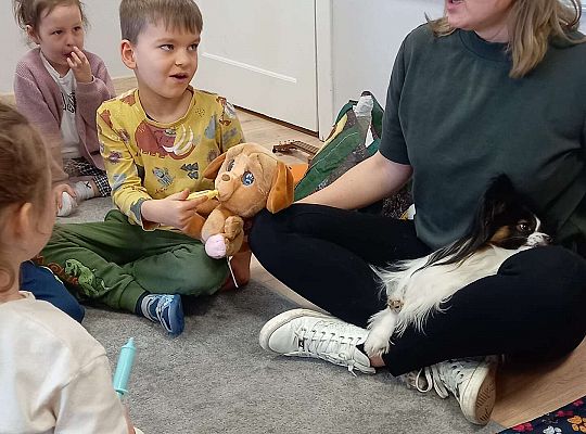 Dzieci uczestniczą w zajęciach