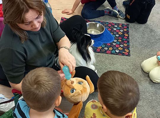 Dzieci uczestniczą w zajęciach