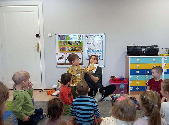 Dzieci uczestniczą w zajęciach