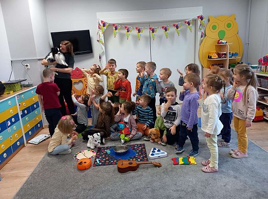 grupa dzieci z prowadzacą