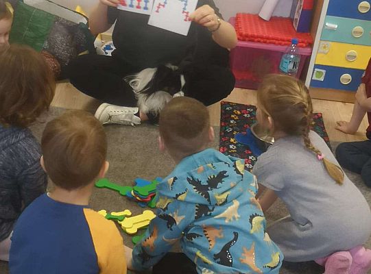 Dzieci uczestniczą w zajęciach