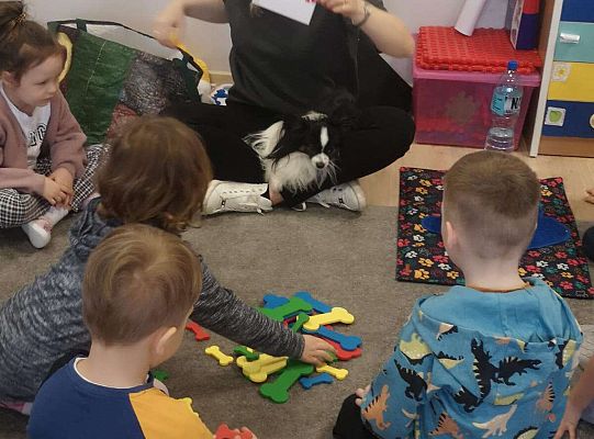 Dzieci uczestniczą w zajęciach