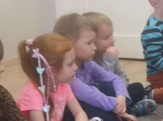 Dzieci uczestniczą w zajęciach