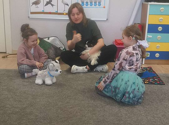 Dzieci uczestniczą w zajęciach