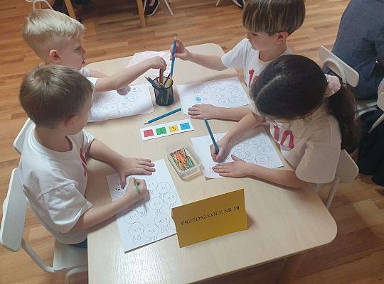 Gr.IV "Jestem chwat - z matematyką za pan  brat" - III międzyprzedszkolne potyczki matematyczne w Przedszkolu nr 9.