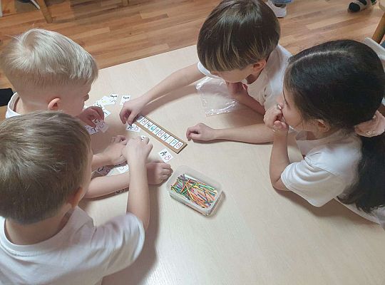 Gr.IV "Jestem chwat - z matematyką za pan  brat" - III międzyprzedszkolne potyczki matematyczne w Przedszkolu nr 9.