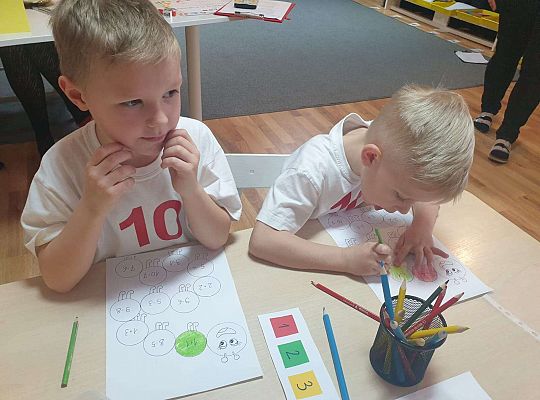 Gr.IV "Jestem chwat - z matematyką za pan  brat" - III międzyprzedszkolne potyczki matematyczne w Przedszkolu nr 9.