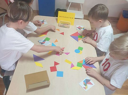 Gr.IV "Jestem chwat - z matematyką za pan  brat" - III międzyprzedszkolne potyczki matematyczne w Przedszkolu nr 9.