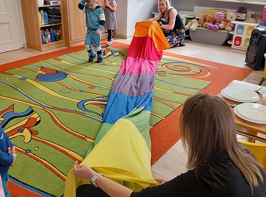 Dzieci przechodzą przez tunel