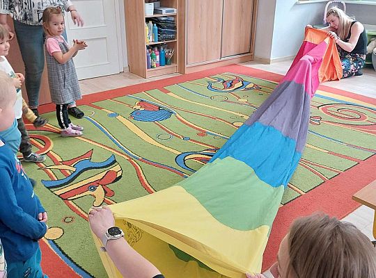 Dzieci przechodzą przez tunel