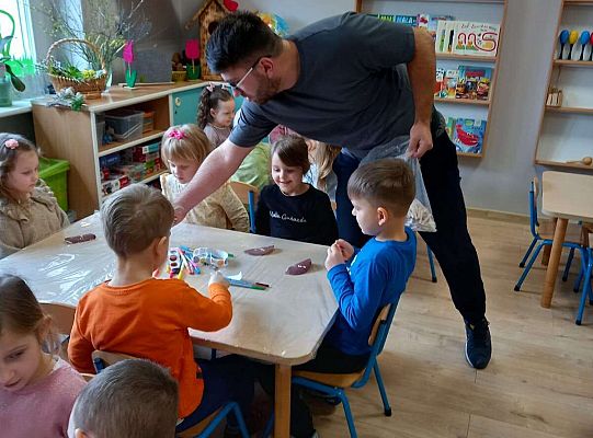 Dzieci wykonują zadanie