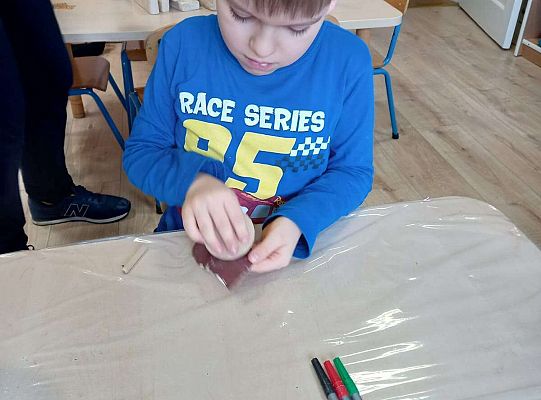 Dzieci wykonują zadanie