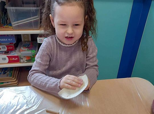 Dzieci wykonują zadanie