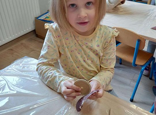 Dzieci wykonują zadanie