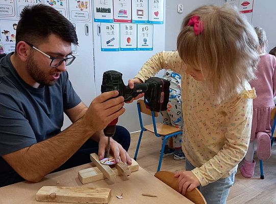 Dzieci wykonują zadanie