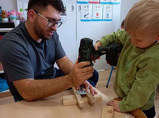 Dzieci wykonują zadanie