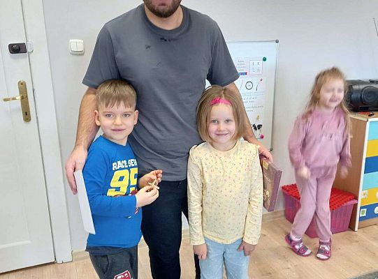 Prowadzący z dziećmi