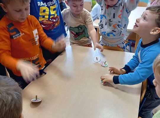 Dzieci wykonują zadanie