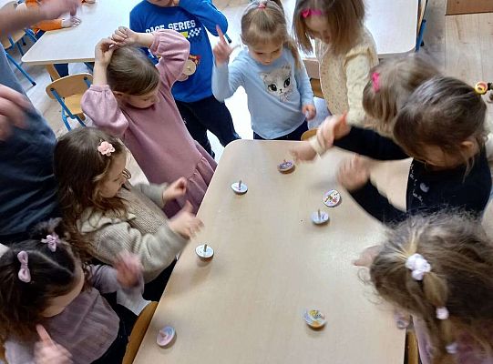 Dzieci wykonują zadanie