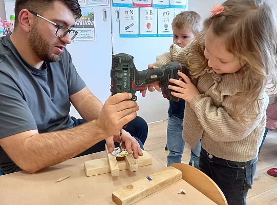 Dzieci wykonują zadanie