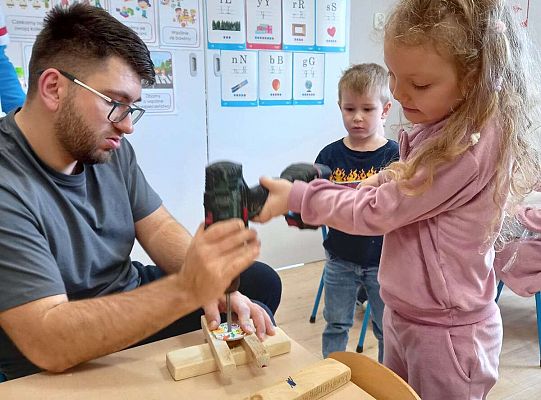 Dzieci wykonują zadanie