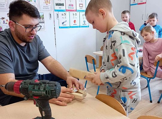 Dzieci wykonują zadanie