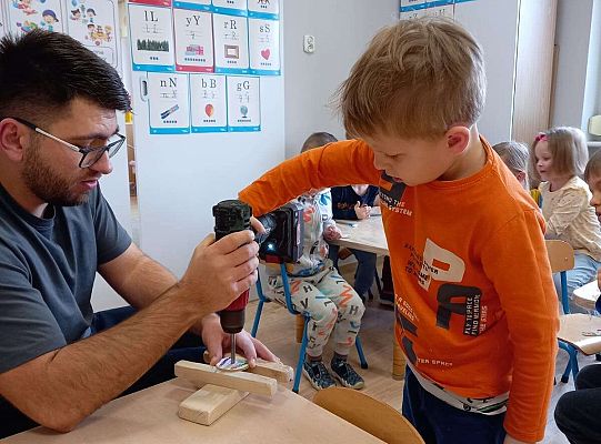 Dzieci wykonują zadanie