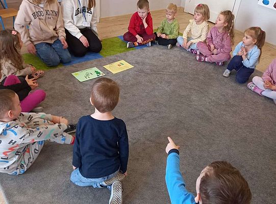 Dzieci wykonują zadania