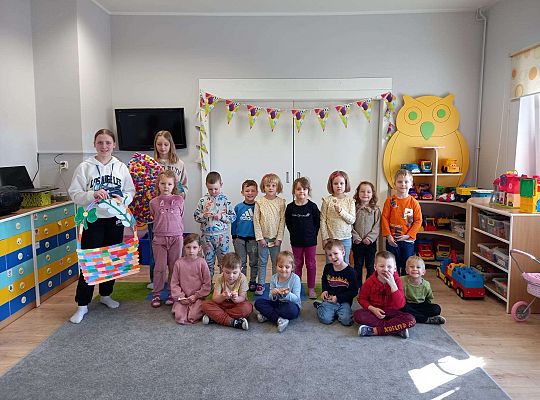 Grupa dzieci z absolwentkami